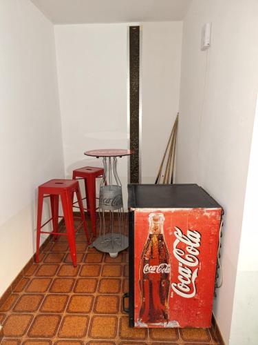 Casa Ricardo (16km de Coruña)的旧古柯可乐盒,坐在房间里