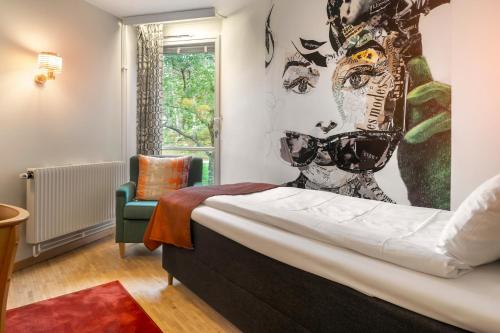 利丁厄斯科森姆维克酒店的卧室配有一张床,墙上挂有绘画作品