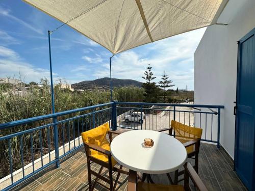 加利萨斯安东尼公寓的设有一个配有白色桌椅的阳台,享有美景。