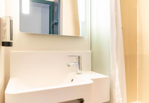 南特B&B HOTEL Nantes Centre的浴室设有白色水槽和镜子