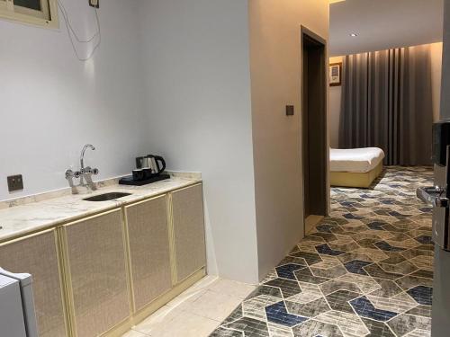 艾卜哈كيان ألين的酒店客房设有水槽和浴室