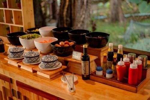 沙美岛Tubtim Resort的一张桌子,上面放有葡萄酒和一碗食物