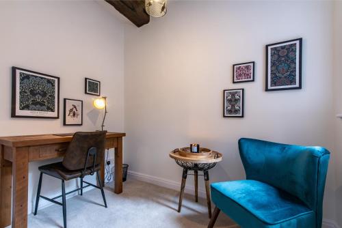 切斯特Luxury Chester Townhouse with Parking的客房设有书桌、椅子和桌子。