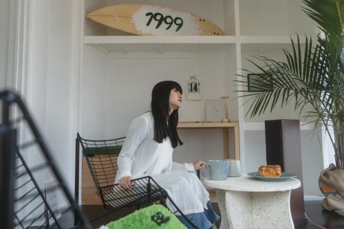Yamada1999/hotel的坐在椅子上的女人