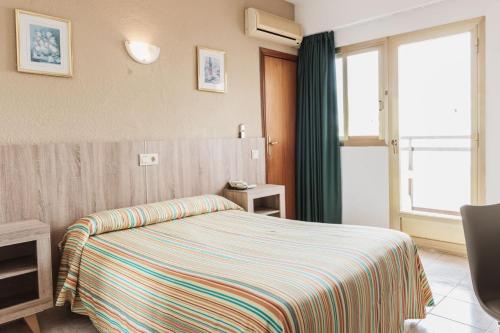 贝尼多姆坎波索尔酒店的酒店客房设有床和窗户。