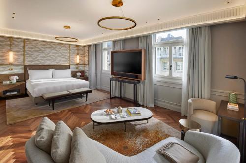 苏黎世Mandarin Oriental Savoy, Zurich的酒店客房,配有床和电视