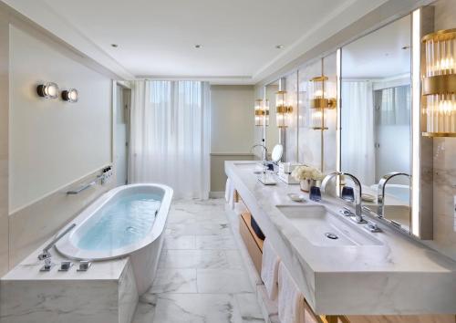 苏黎世Mandarin Oriental Savoy, Zurich的浴室配有两个盥洗盆和浴缸。