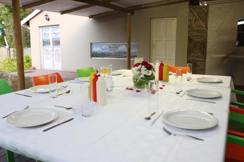 伯格维尔耶塔木龙旅馆的一张带盘子和餐具的长白桌子