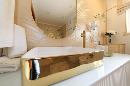 纳扎雷Moradia Chicharro的浴室设有白色水槽和镜子