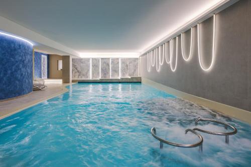 贝拉吉奥Grand Hotel Villa Serbelloni - A Legendary Hotel的蓝色海水游泳池,位于酒店客房内
