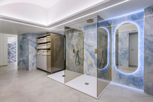 贝拉吉奥Grand Hotel Villa Serbelloni - A Legendary Hotel的一间带镜子和淋浴的浴室
