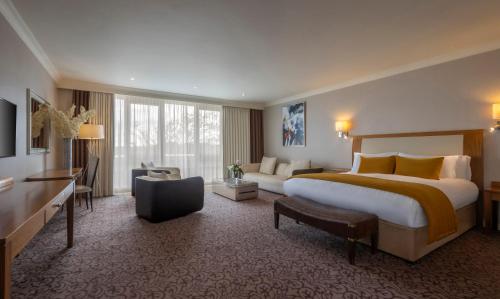 戈尔韦索尔特西尔酒店的大型酒店客房设有一张大床和一张书桌