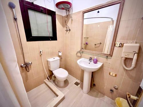 赫尔格达Masaya Hurghada Rooms的一间带卫生间和水槽的浴室