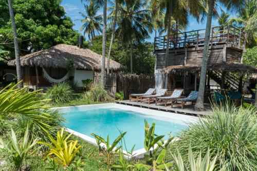 圣阿马鲁Vila do Junco的一座带游泳池和度假村的别墅
