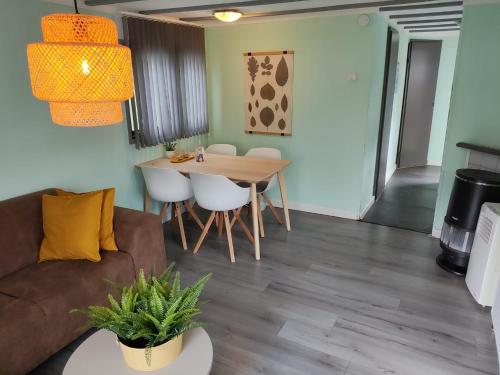 皮滕Vakantiehuisje Veluwe bij Speuldersbos的客厅配有沙发和桌子