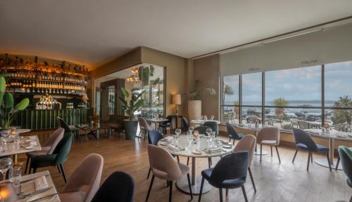 戈尔韦索尔特西尔酒店的餐厅设有桌椅和窗户。