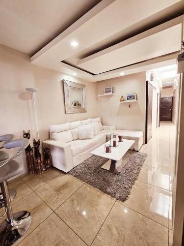 迦太基Apartamento SamSay I的客厅配有白色的沙发和桌子