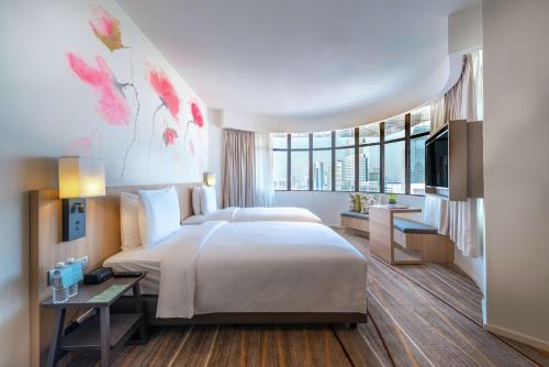 吉隆坡Hilton Garden Inn Kuala Lumpur - South的酒店客房设有一张床和一个大窗户