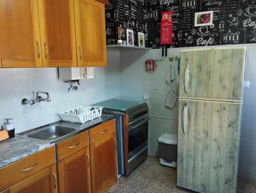 Vale CovoOeste Casa的厨房配有冰箱和水槽