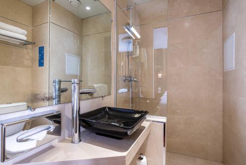 巴黎马雷娜酒店的一间带水槽和淋浴的浴室