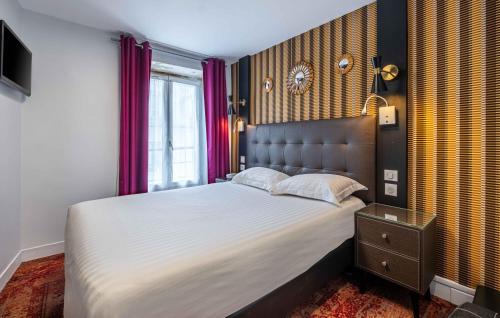 巴黎马雷娜酒店的一间卧室设有一张大床和一个窗户。
