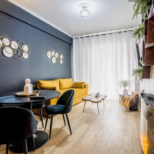 雅典Classy Apartment in Athens的客厅配有黄色的沙发和桌子