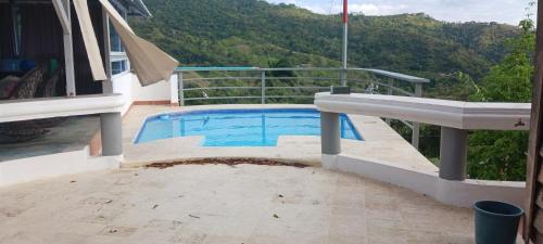 圣地亚哥洛斯卡巴Villa José al的房屋阳台上的游泳池