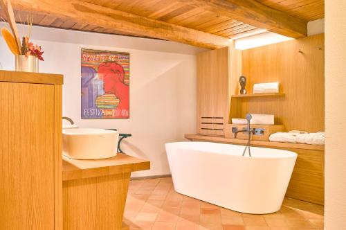 SellanoCastello Di Postignano Relais的浴室配有白色浴缸和水槽