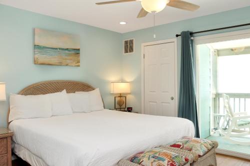 Cape San BlasAbsolute Heaven by Pristine Properties Vacation Rentals的卧室配有白色的床和窗户。