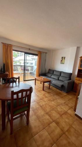 圣米格尔德阿沃纳Parque Albatros的客厅配有沙发和桌子