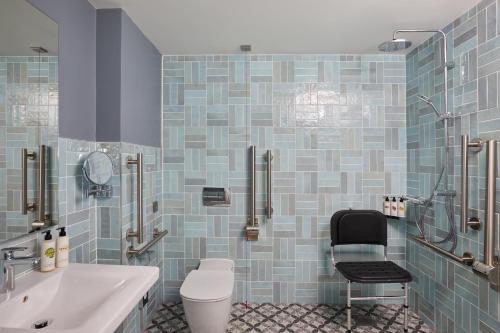 考文垂Hotel Indigo Coventry, an IHG Hotel的浴室配有卫生间、水槽和椅子