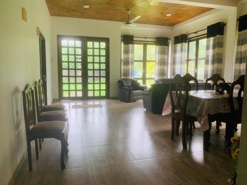 阿杭格默Ruwan Villa Ahangama的客厅配有桌椅和沙发
