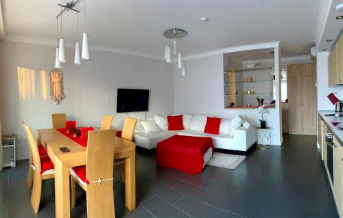 奥布佐尔Sea view Penthouse (YooBulgaria)的客厅配有白色的沙发和桌子