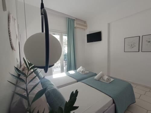 阿查拉维Philippos Apartments的白色的客房配有床和镜子