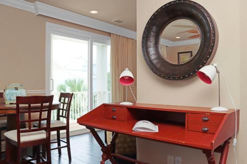 印第安帕斯Sammy's Old Place by Pristine Properties Vacation Rentals的红色梳妆台,配有镜子和桌椅