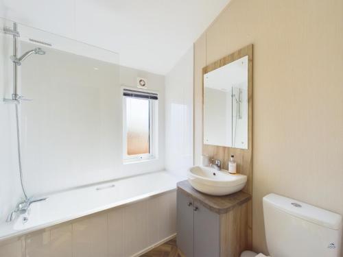 赖德E7 Roebeck Country park的白色的浴室设有水槽和镜子