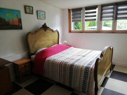 德勒14 Rue le Menestrel的一间卧室配有一张带红白毯子的床