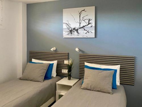 英格兰海滩Tanife 310 - Playa del Ingles comfort Suite with Sunset view的卧室内两张并排的床