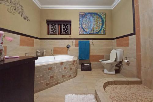 德班Marks Cottages的带浴缸和卫生间的浴室。
