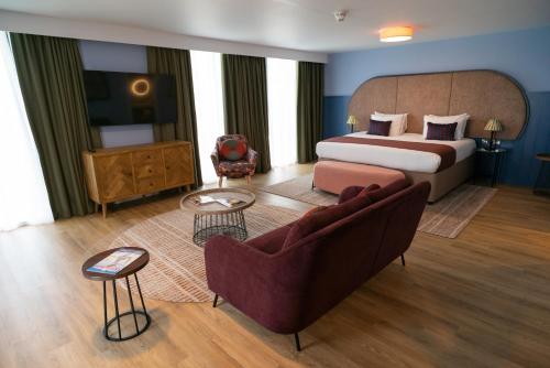 考文垂Hotel Indigo Coventry, an IHG Hotel的酒店客房,配有床和沙发