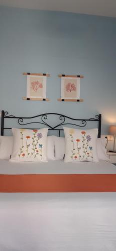蒙福特·德·莱蒙斯Acogedor Apartamento Ribeira Sacra的一张带黑色床头板和白色枕头的床
