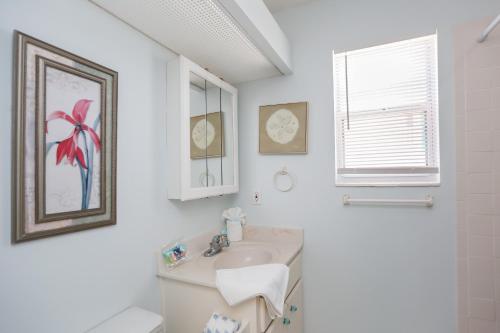 Cape San BlasWhataday by Pristine Properties Vacation Rentals的白色的浴室设有水槽和镜子