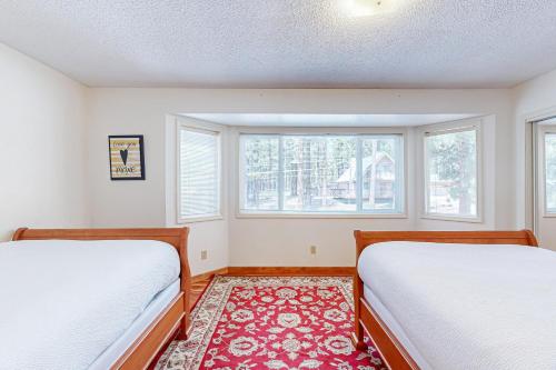 南太浩湖Lone Indian Charms的带2扇窗户的客房内的2张床
