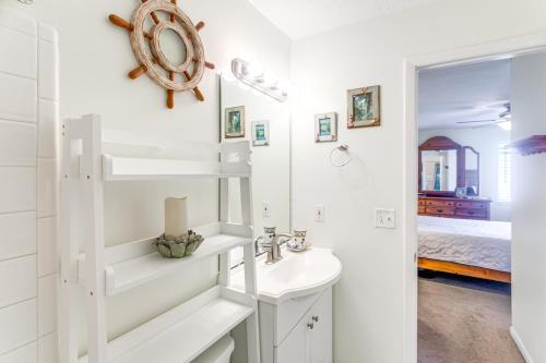 Mallory ParkSt Simons Condo with Resort Amenities 1 Mi to Beach的白色的浴室设有水槽和镜子