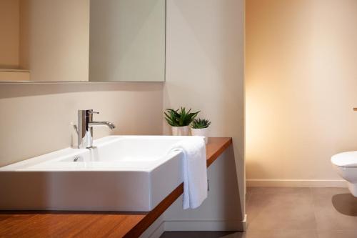 贝萨卢卡萨马歇尔酒店的一间带水槽和卫生间的浴室