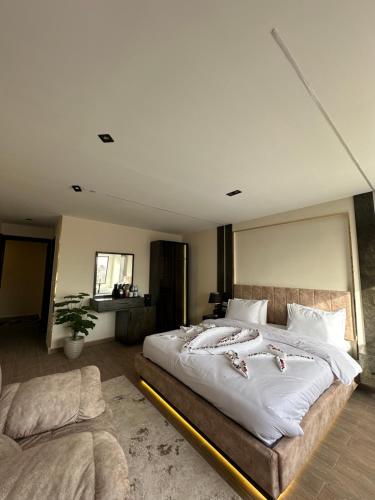 Crowne Pyramids view inn客房内的一张或多张床位