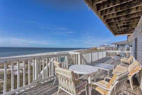 Cape San BlasPelican by Pristine Properties Vacation Rentals的一个带桌椅的海景阳台