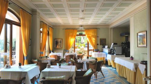 利莫内-苏尔加达洛坎达俄索洛加尼酒店的一间设有白色桌椅的用餐室