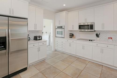 Cape San BlasBig Chill by Pristine Property Vacation Rentals的厨房配有白色橱柜和不锈钢冰箱