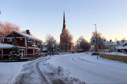 冬天的Nyrenoverad lägenhet mitt i centrala Mora